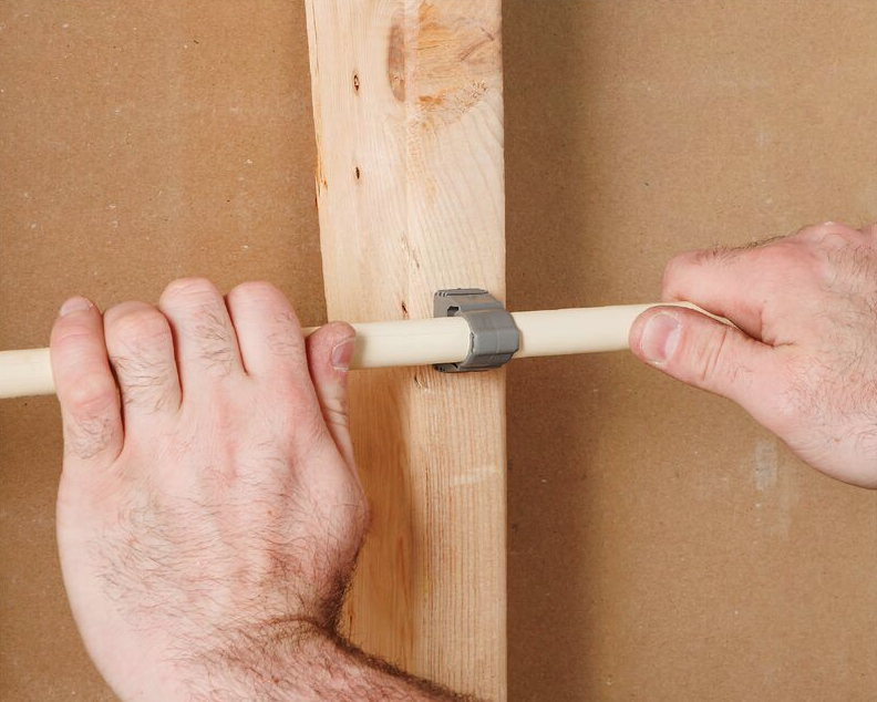 Self closing pipe clamp